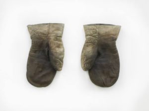 Gloves, emaljfärg på aluminium 2015